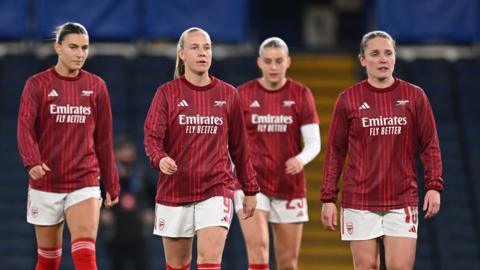 Arsenal players warm up