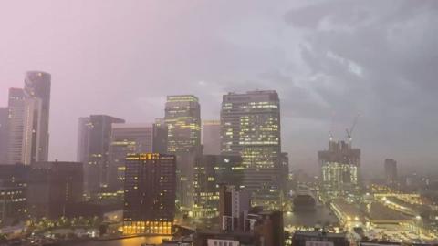Skies lit up as storm hits Canary Wharf 