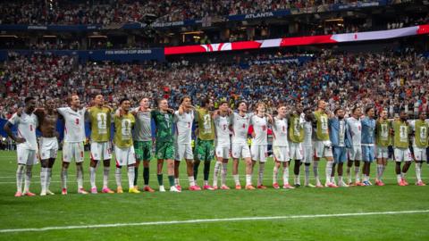 ATLANTA, GEORGIA - JULY 01: Players of England acknowledge the fans following the FIFA World Cup 2026 Round Of 32 match between England and Congo DR at Atlanta Stadium on July 01, 2026 in Atlanta, Georgia. (Photo by Visionhaus/Getty Images) 