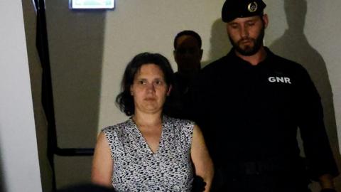 Frenchwoman Marine R. leaving the Setubal courthouse on Saturday, she is being escorted by a police officer.