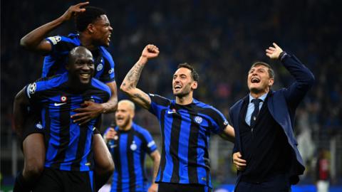 Romelu Lukaku, Denzel Dumfries, Hakan Calhanoglu and Javier Zanetti celebrate after reaching the Champions League final