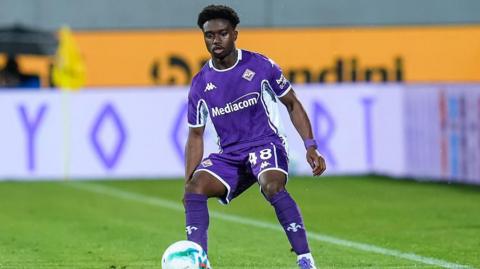 Tariq Lamptey in match action for Fiorentina wearing an all purple kit
