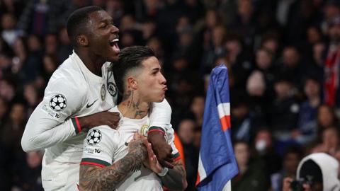 Moises Caicedo jumps on Enzo Fernandez's backs