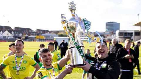 Darren Thomas a Richard Davies yn codi Cwpan Cymru wedi buddugoliaeth Caernarfon