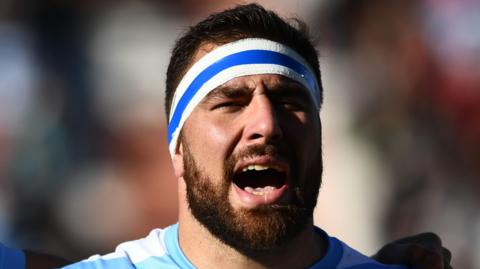 Eduardo Bello singing the national anthem ahead of an Argentina game