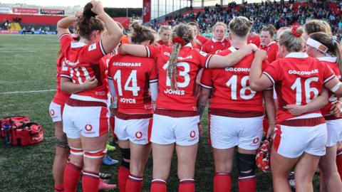 Hannah Jones addresses her side after Ireland defeat