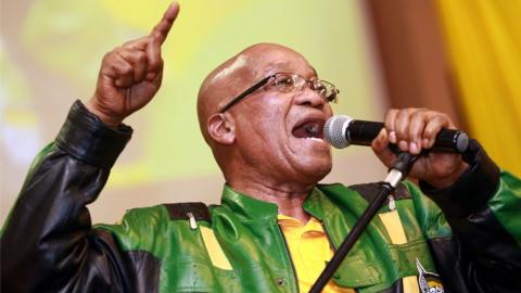Jacob Zuma leads hundreds of supporters in singing a song during a campaign event on 9 April, 2014