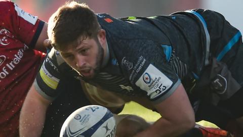 Scott Otten scrambles for the ball