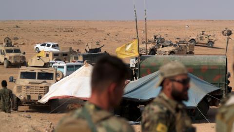 US-led coalition forces and Syrian Democratic Forces fighters gather near the village of Susah in Deir al-Zour province, Syria (14 September 2018)