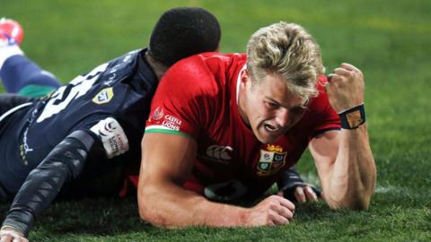 Duhan van der Merwe celebrates scoring a try