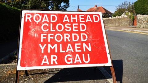 Bilingual road closed sign