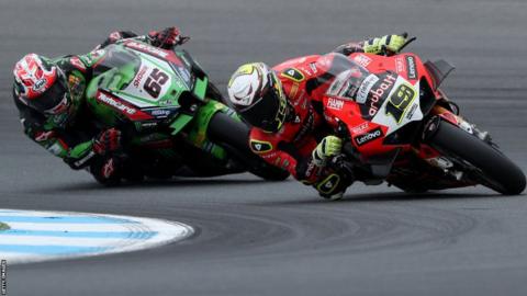 Alvaro Bautista leads Jonathan Rea