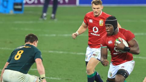 Maro Itoje runs with the ball