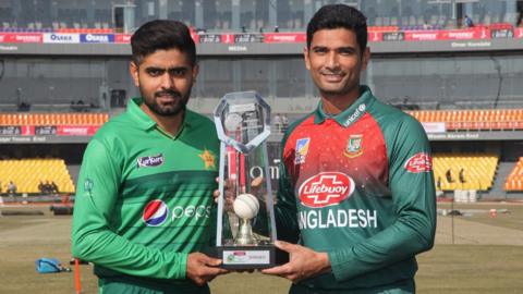 Pakistan captain Babar Azam and Bangladesh skipper Mahmudullah with the T20 series trophy