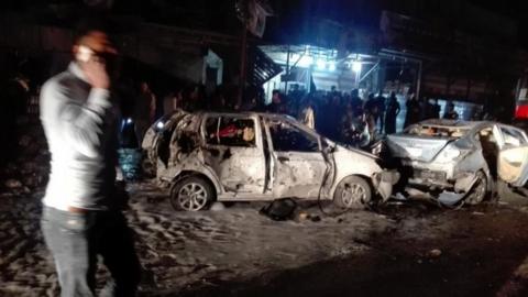 Destroyed cars at the site of the car bomb attack in the Amil neighborhood in Baghdad (20 March 2017)