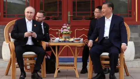 Vladimir Putin and Xi Jinping drink tea in China