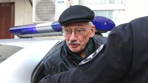 Memorial's co-chair Oleg Orlov being taken to the Russian Investigative Committee in Moscow