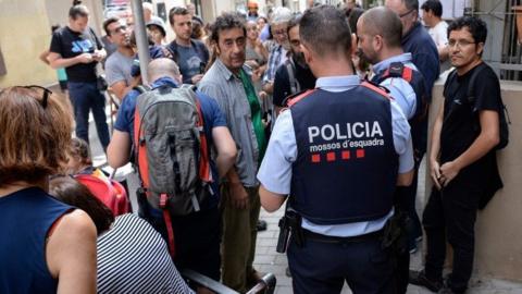 Catalan police officers and parents in a school in the Gracia neighbourhood in Barcelona, September 30 2017