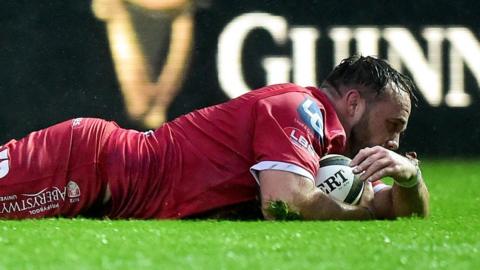 Alex Jeffries scores a try