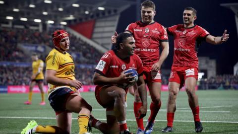 Toulouse celebrate try