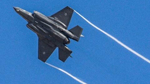An Israeli Air Force F-35 fighter jet flies over the Negev desert in southern Israel en route to Gaza (14 October 2023)