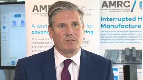 Syr Keir Starmer yn Airbus ddydd Iau 6 Awst