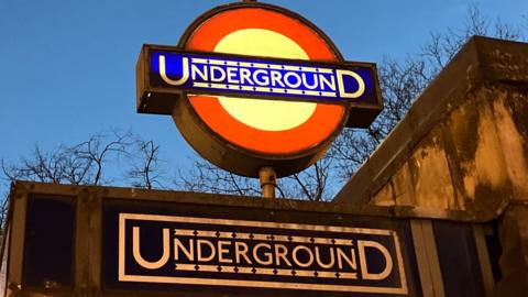 Tube roundel in Clapham