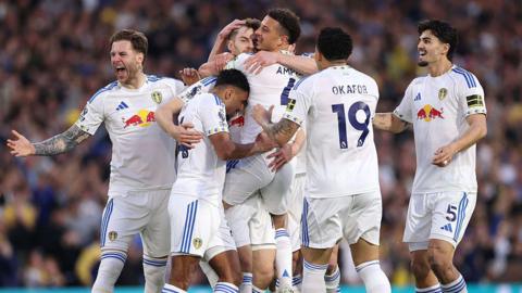 Anton Stach of Leeds United celebrates scoring his team's first goal with teammates during the Premier League match between Leeds United and Burnley 
