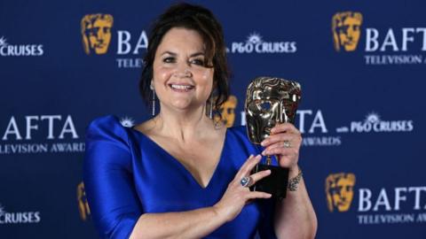 Ruth Jones gyda'i Bafta 