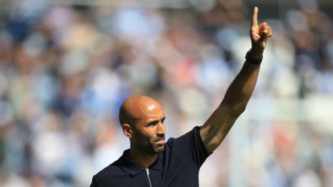 Lee Grant makes the No1 gesture with his fingers