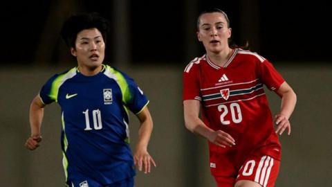 Ji So-yun of South Korea and Carrie Jones of Wales