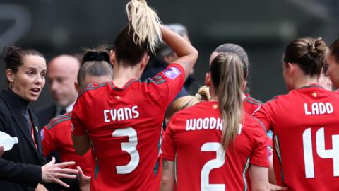 Rhian Wilkinson talks to Wales players