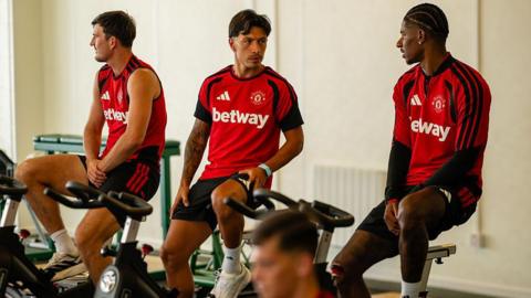 Harry Maguire, Lisandro Martinez, Marcus Rashford of Manchester United train in the gym