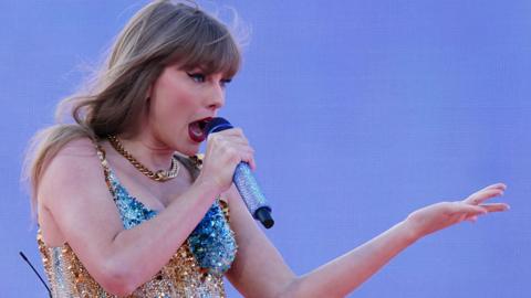 Taylor Swift sings on-stage