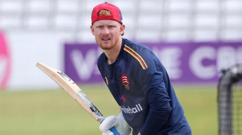 Jordan Cox practising with Essex