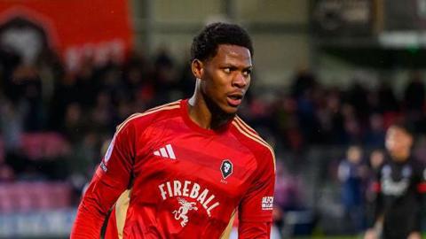 Ade Oluwo playing for Salford City 