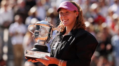 Mirra Andreeva with the French Open trophy