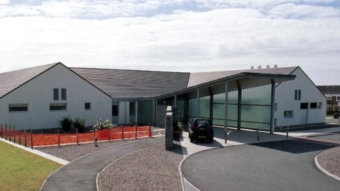 Ospadal Uibhist is Bharraigh bhon taobh a-muigh 