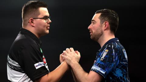 Gian van Veen shakes hands with Luke Humphries