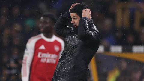 Mikel Arteta with his hands on his head on the touchline during Arsenal's game against Wolves