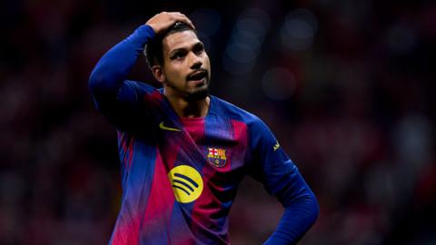 Ronald Araujo with his hand on his head