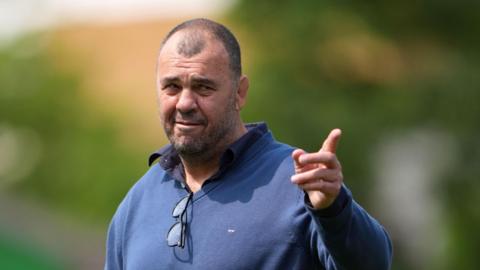 Leicester Tigers head coach Michael Cheika points as he walks off the pitch