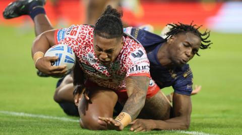 Tesi Niu touches down under pressure from Salford's Neil Tchamambe