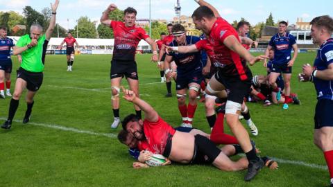 Marlen Walker scores a try