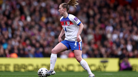 Keira Walsh dribbles the ball