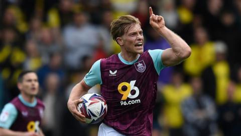 Zian Flemming celbrating scoring a goal for Burnley