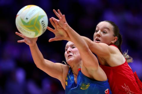 Hannah Williams of Strathclyde Sirens battles for the ball with Bethan Dyke of Team Bath 
