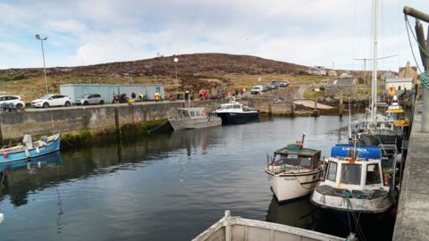 Bàtaichean iasgaich ann am Bearnaraigh na Hearadh
