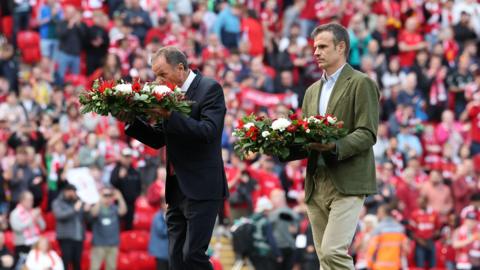 Liverpool legend Phil Thomson and Athletic president Jon Uriarte lay wreaths on the pitch
