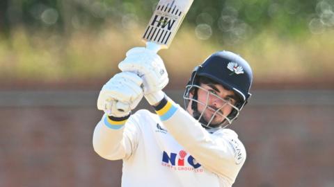 Jordan Thompson batting for Yorkshire